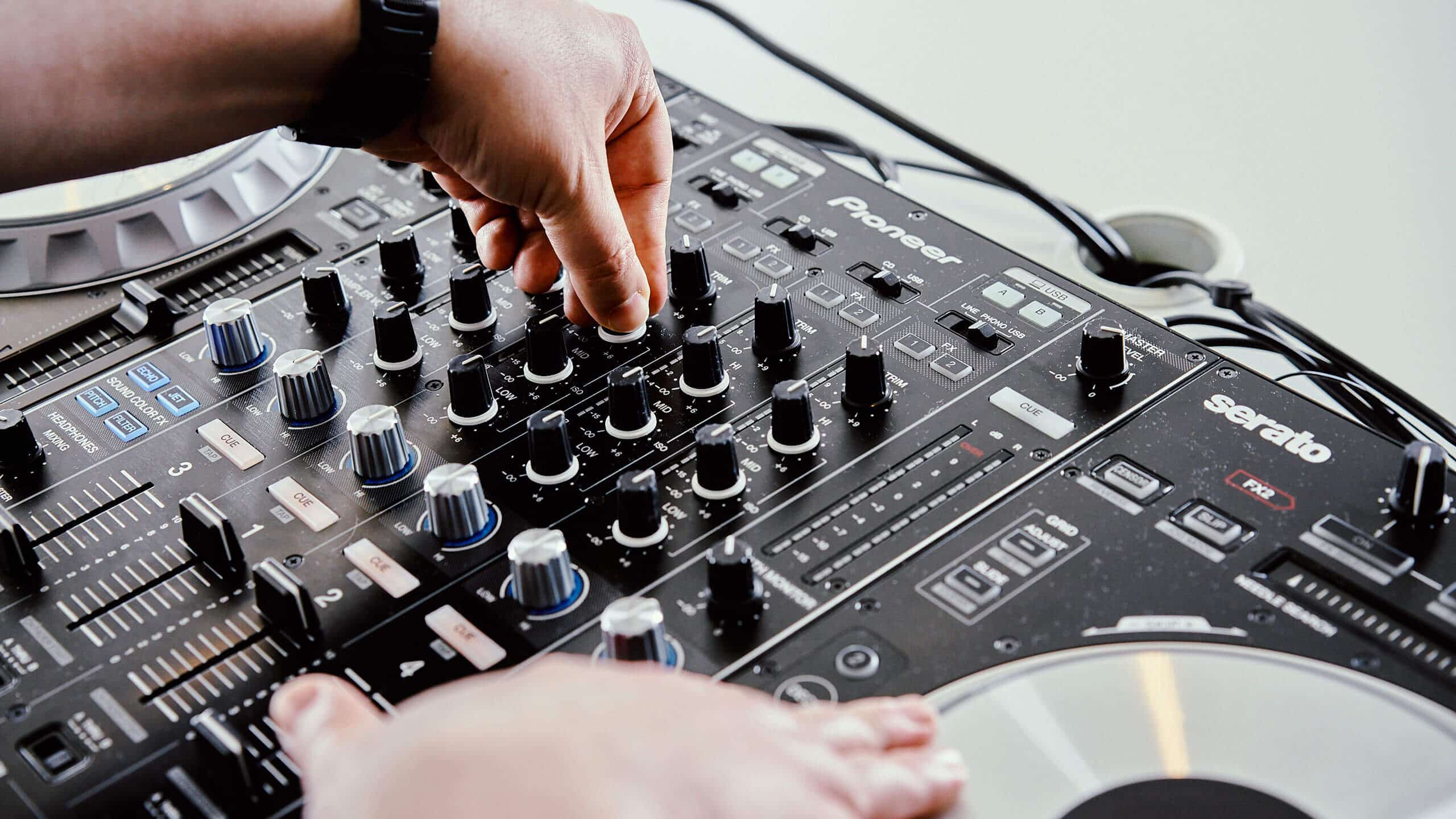 BEAT ACADEMY | DJ Controller | DJ Kurs | Beatmixing | Pioneer | Serato | DJ Schule Dortmund | Producing-Unterricht