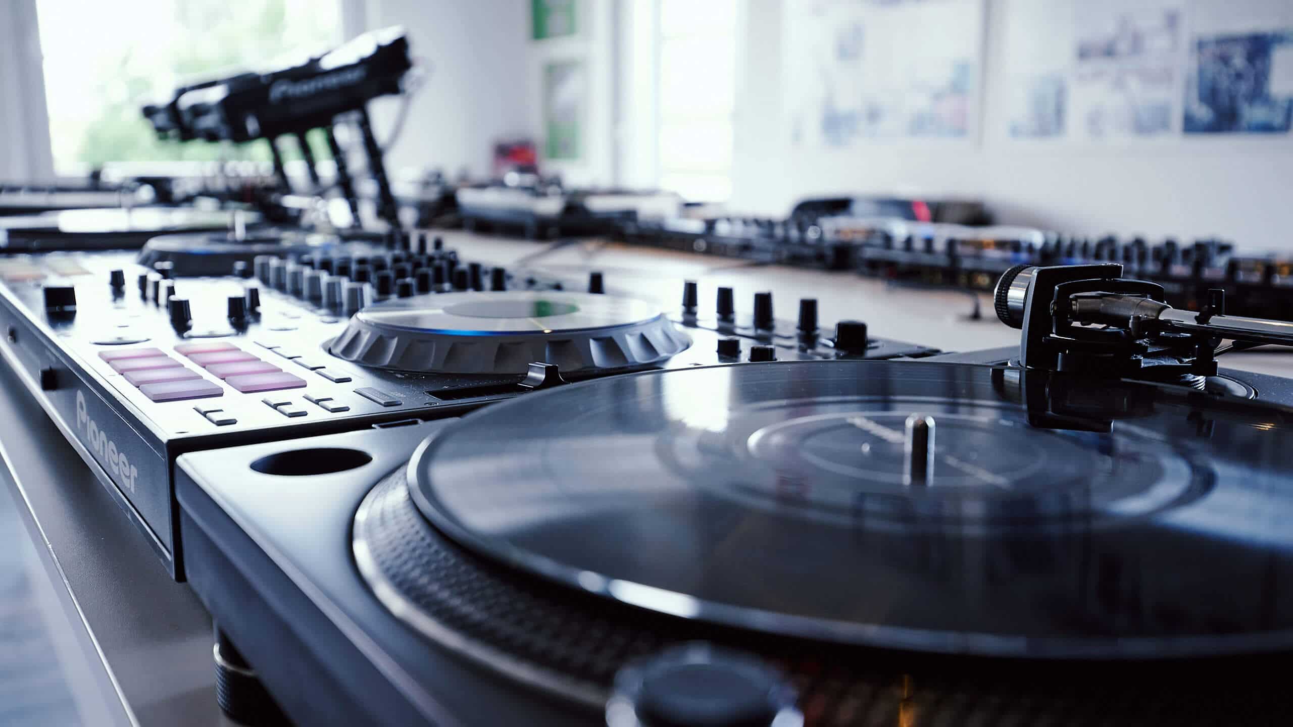 BEAT ACADEMY | DJ Setup | Pioneer DJ Controller | Technics MK2 | DJ Schule Dortmund | Producing-Unterricht